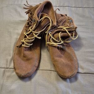 Minnetonka Tan Suede Moccasin Boots with Fringe Size 11